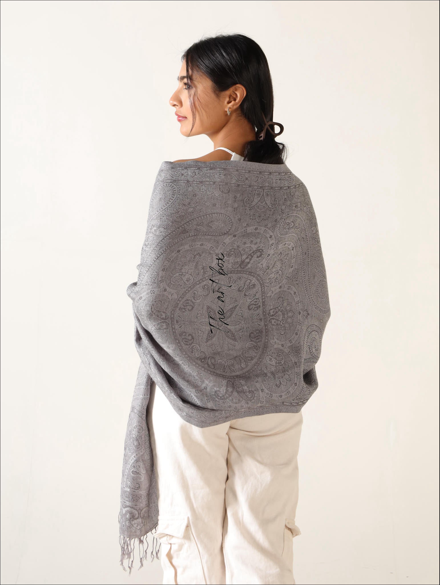 Travel in Style: Lightweight Paisley Shawl for Every Occasion