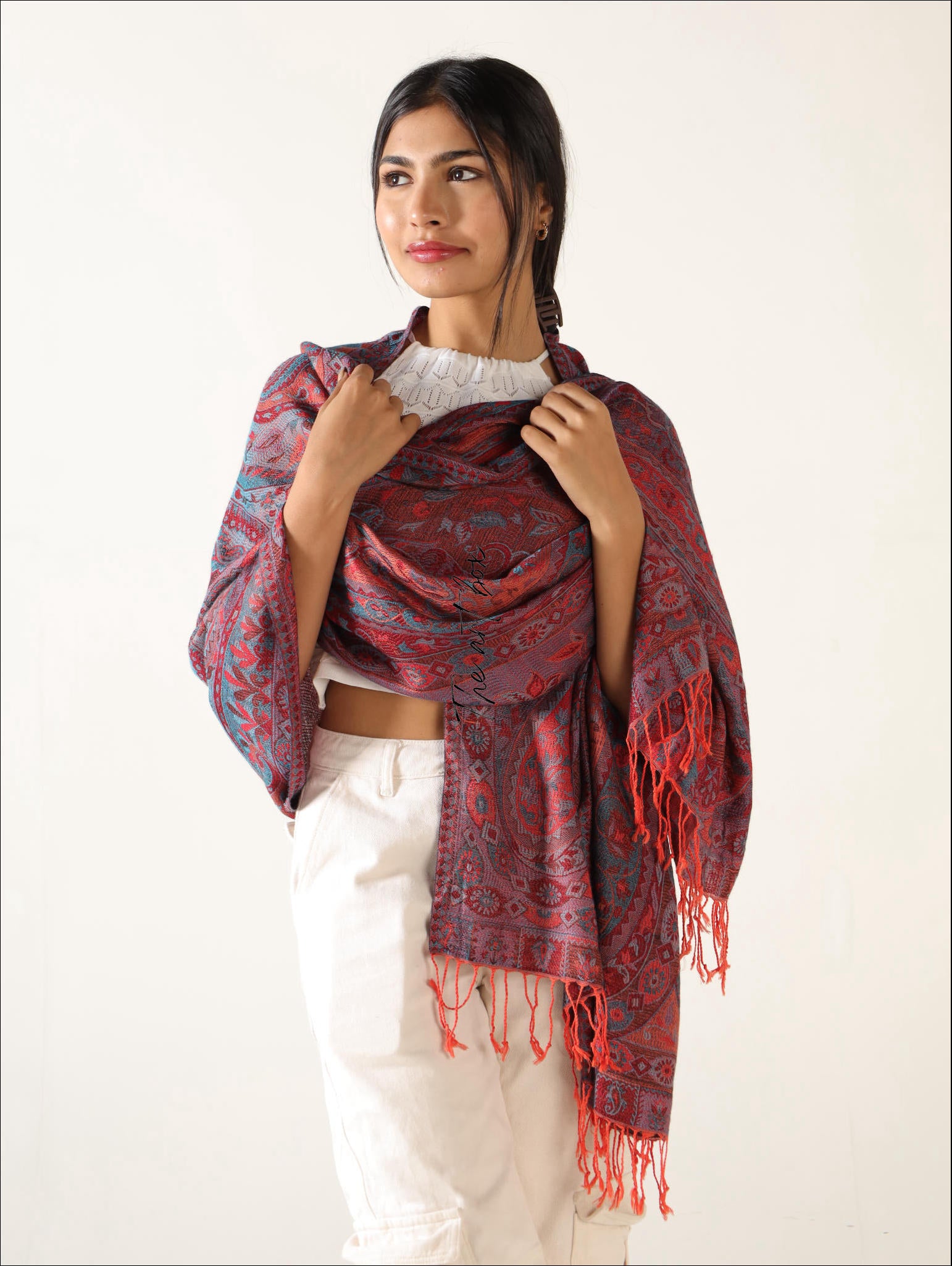 Chic and Versatile: Cashmere Feel Pashmina Scarf for Stylish Evenings