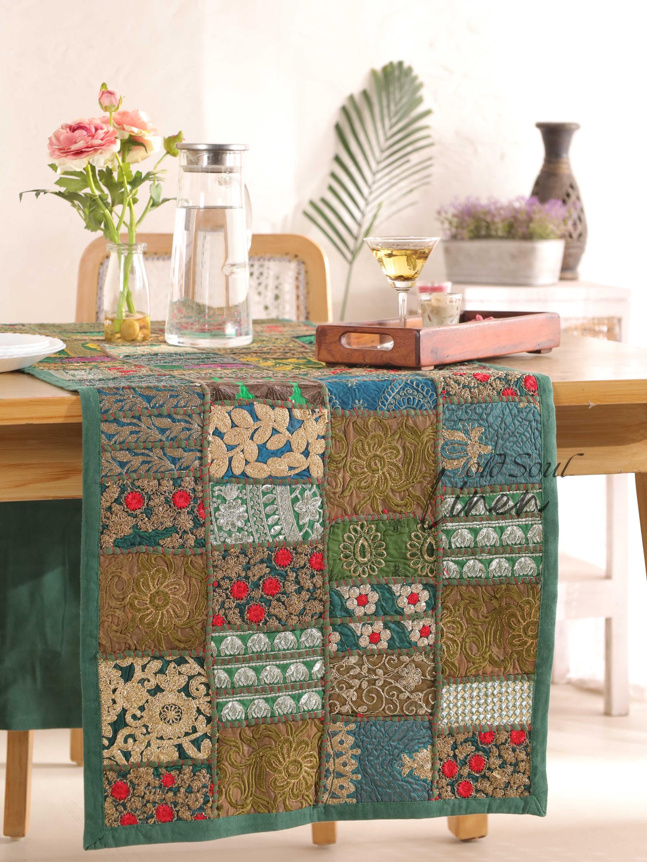 Vintage sari Patchwork Runner, Table Runner Indian, Embroidered Runner, Wall Art,Bohemian Table Décor, Table Runner Wedding, Christmas décor