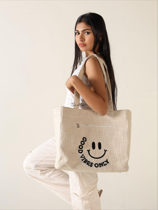 Artisan Embroidery Laptop Bag: Crafted with Care