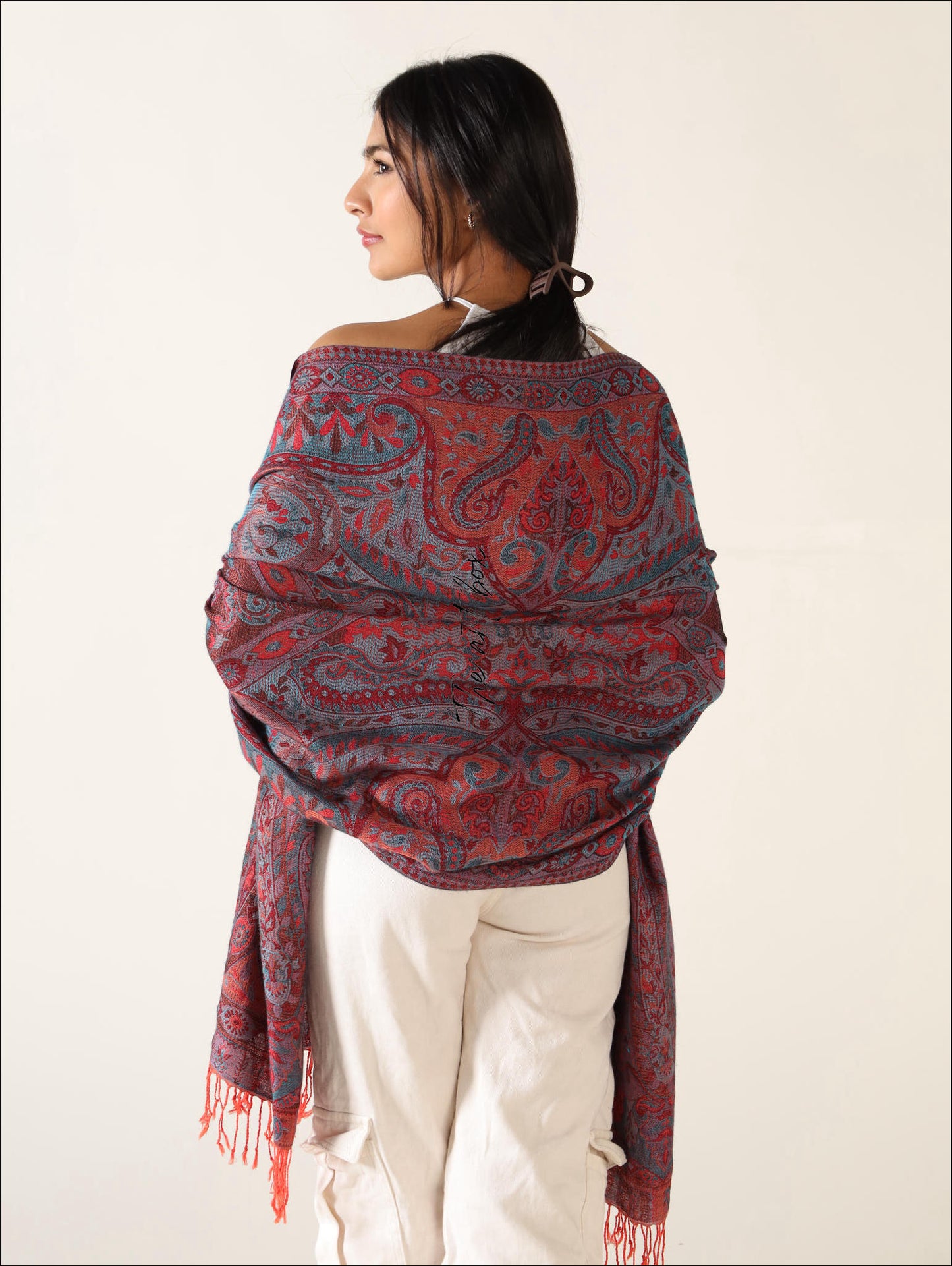 Chic and Versatile: Cashmere Feel Pashmina Scarf for Stylish Evenings