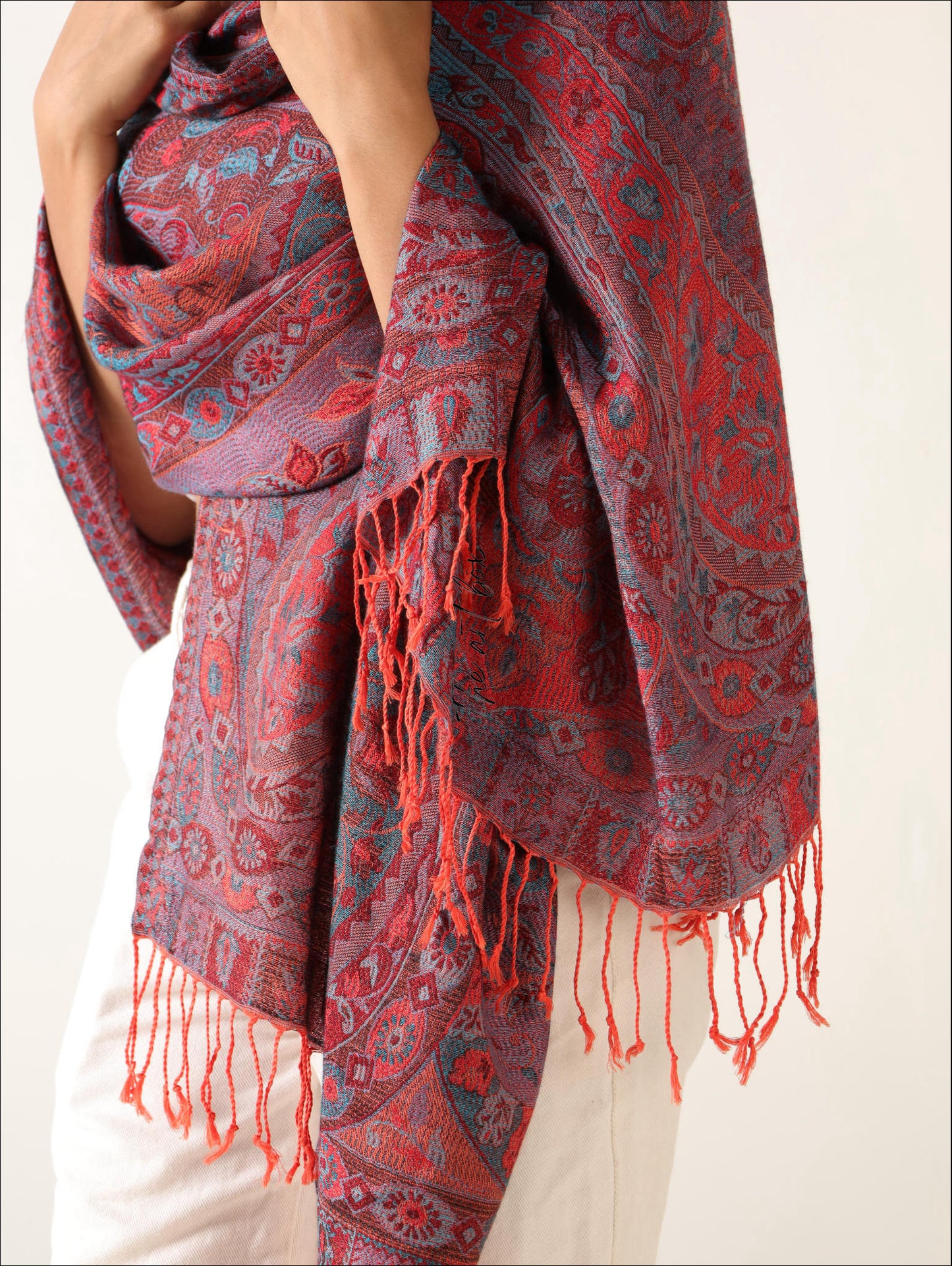Chic and Versatile: Cashmere Feel Pashmina Scarf for Stylish Evenings